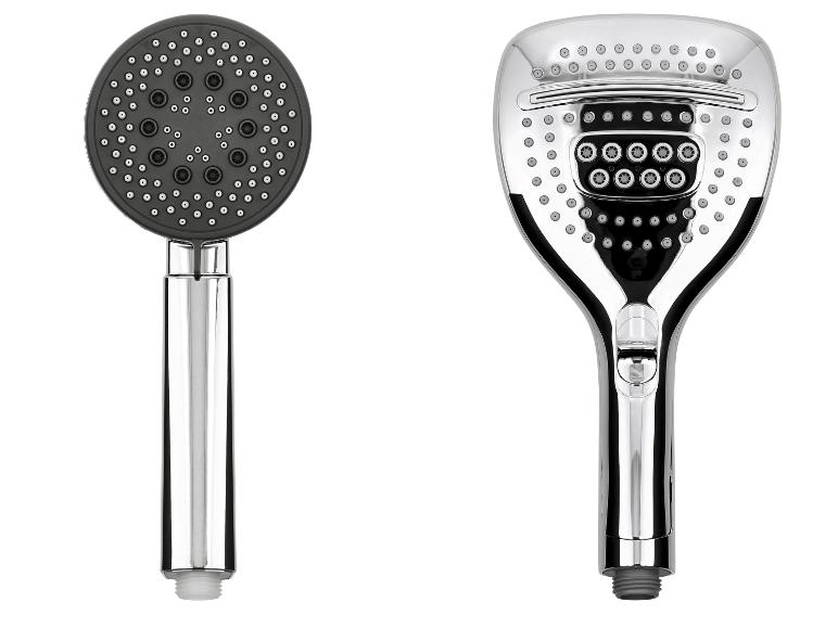 Twee chromen douchekoppen met verschillende sproeikoppen.