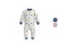 Witte baby romper met blauwe, gele en groene patronen.