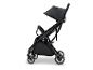 Zwarte kinderwagen met kap en wielen, zijaanzicht.