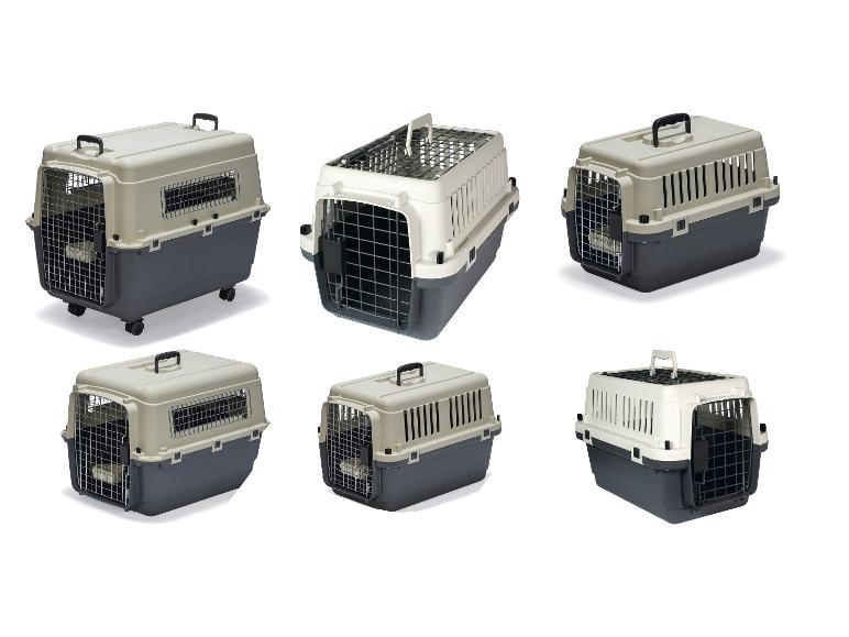 Zes beige en grijze plastic dierenreismanden met metalen roosters, vanuit diverse hoeken.