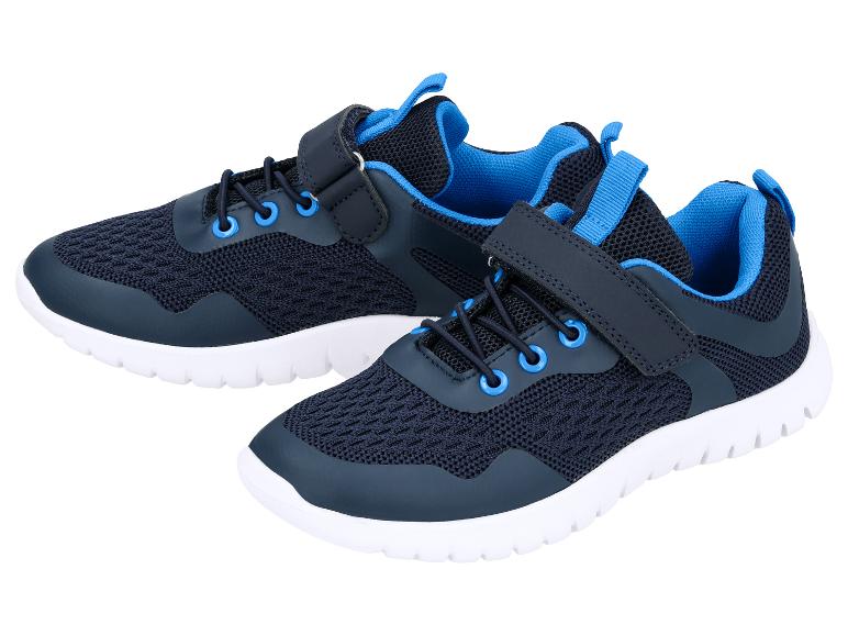 Donkerblauwe kindersportschoenen met blauwe details en witte zolen.