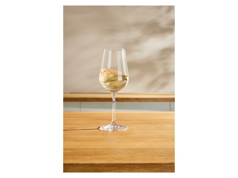 Champagneglas met gouden drank op een houten tafel