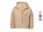 Beige fleecejack met capuchon en zakken, verkrijgbaar in drie kleuren.