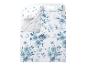 Wit beddengoed met blauw bloemenpatroon en twee kussens.
