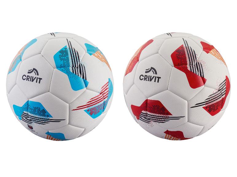 Twee Crivit voetballen, blauw en rood, modern design.