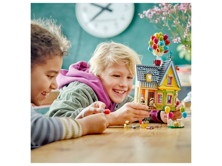 Twee kinderen spelen met LEGO Up House set.