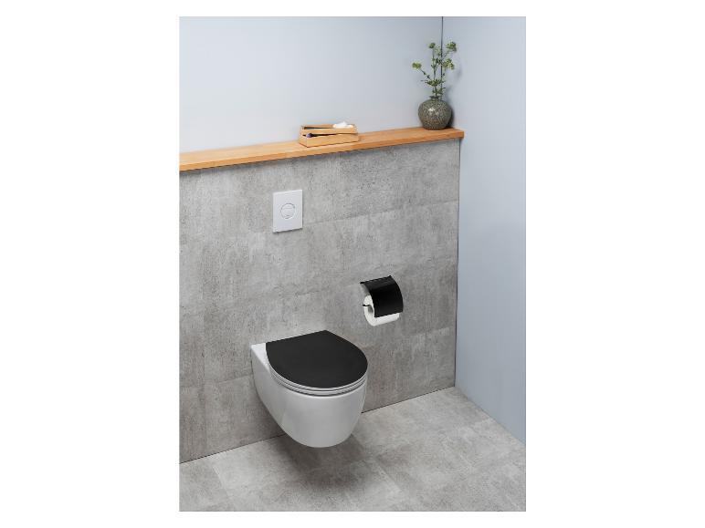 Een zwart toilet met een wandcloset en een zwarte toiletrolhouder.