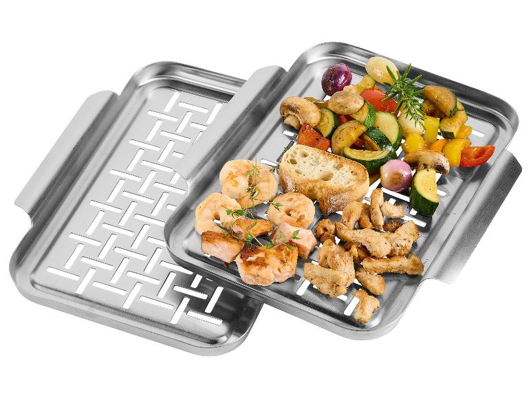 Gevulde roosters met gegrild garnalen, varkensvlees en groenten.