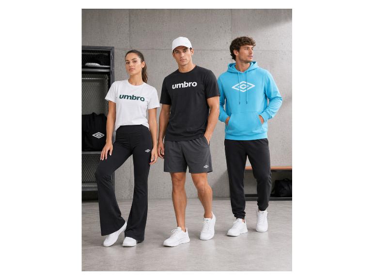 Drie modellen in sportkleding, waaronder logo T-shirts en hoodies.