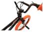 Zwarte BMX-fiets met oranje banden en handvatten op een witte achtergrond.