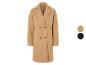 Een beige wollen jas met dubbele rij knopen.
