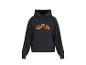 Zwarte hoodie met een oranje abstract ontwerp op de borst.