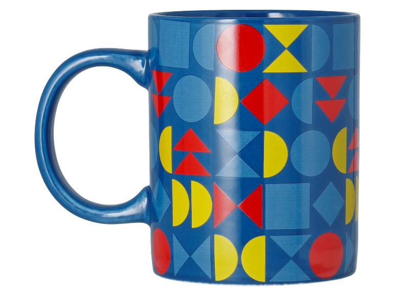 Blauwe mok met kleurrijke geometrische patronen in rood, geel en lichtblauw.