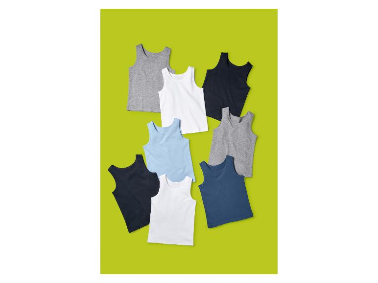 Negen kleurrijke kinderhemdjes, waaronder wit, blauw, grijs en marineblauw.