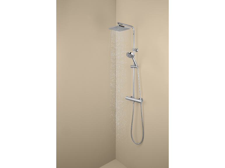 Chromen douchesysteem met vierkante hoofddouche en handdouche, water stroomt.