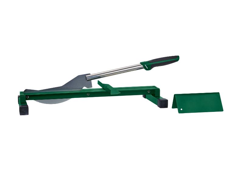 Een groene en zwarte laminaatsnijder met een metalen mes en een afneembaar onderdeel.