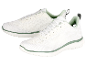 Witte sneakers met lichtgroene accenten.