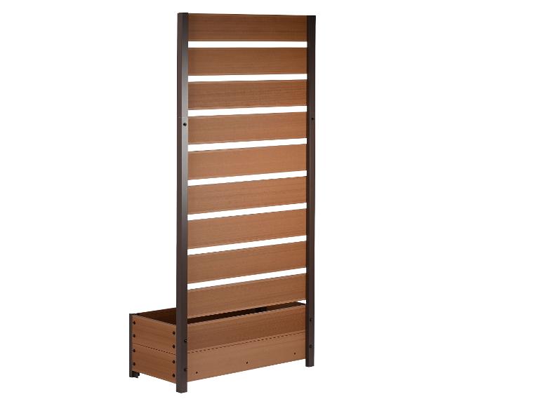 Bruine houten plantenbak met lamellen privacyscherm op een witte achtergrond