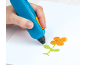 Een hand gebruikt een 3D-pen om een oranje bloem met groene stengels op wit papier te tekenen.