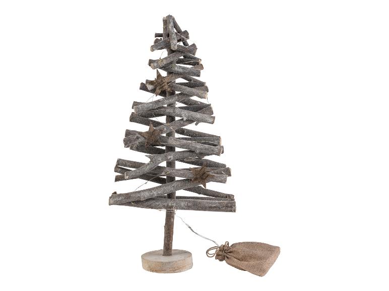 Een houten kerstboom met lichten en een jute zak.