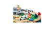 Houten speelgoedtreinset met een station op meerdere niveaus, helikopter, trein, auto's en diverse accessoires.