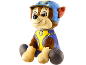 Pluche speelgoed van een bruine en beige hond in een blauw en geel uniform met een badge