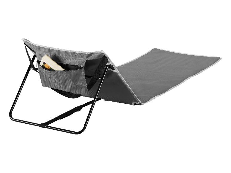 Grijs opvouwbaar ligbed en mat voor buiten.