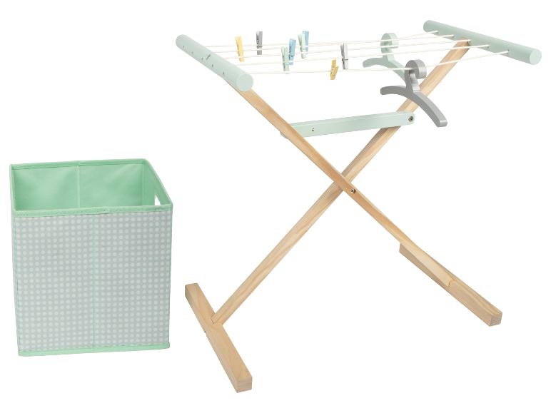 Een houten wasrek met een wasmand met stippen.