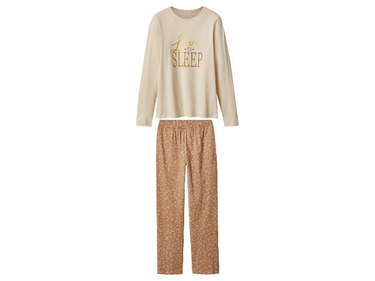 Beige pyjamatop met lange mouwen en 'Love to Sleep' tekst en broek met bloemenprint.