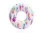 Opblaasbare zwemband met kleurrijk verenpatroon.