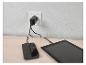 Wandlader met twee USB-C poorten laadt smartphone en tablet op.