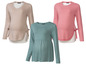 Drie zwangerschapshirts: een roze gestreepte, een lichtblauwe en een beige.