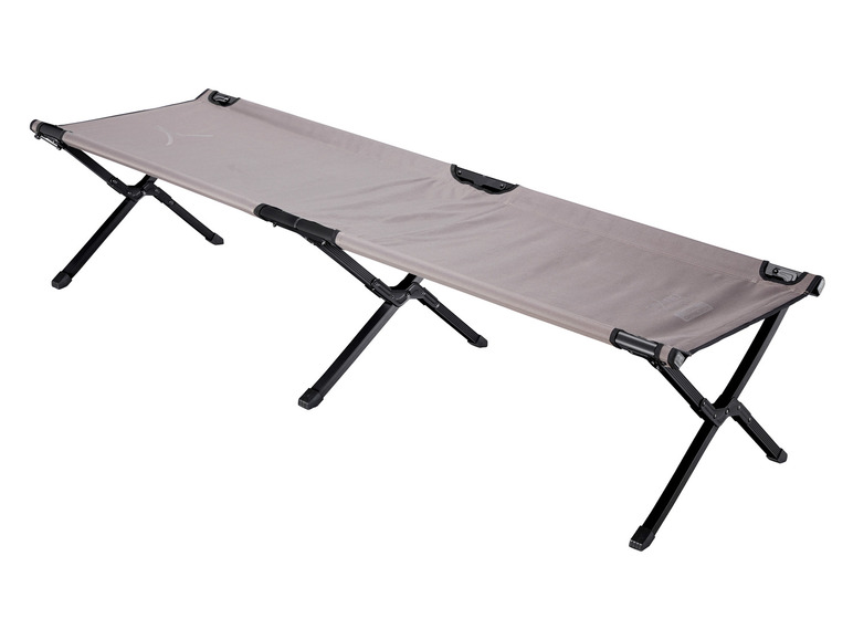 Een grijs canvas kampeerbed met zwarte metalen poten.