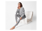 Model in een comfortabele grijs gestreepte pyjama.