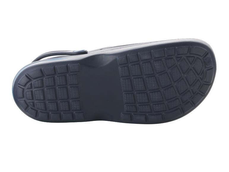 Zolen van donkerblauwe klompen.