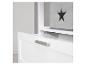 Witte ladekast met zilveren handgreep en grijze opbergdoos met zwarte ster.