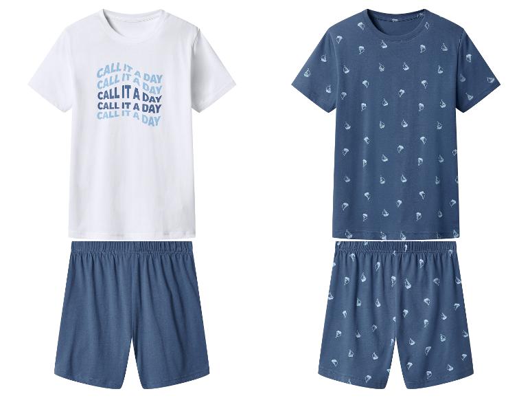 Heren zomerpyjama's: één wit met 'CALL IT A DAY' tekst en één blauw met bootprint.