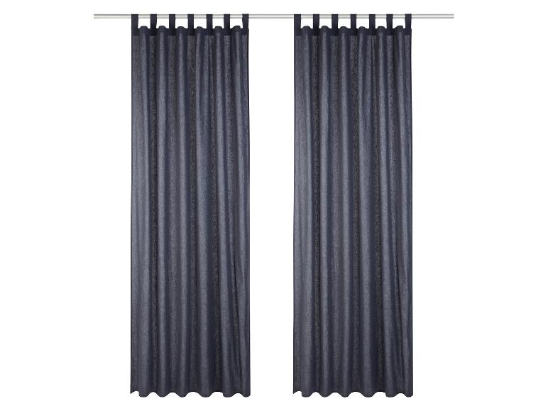 Twee donkergrijze, verduisterende gordijnen in minimalistische stijl.