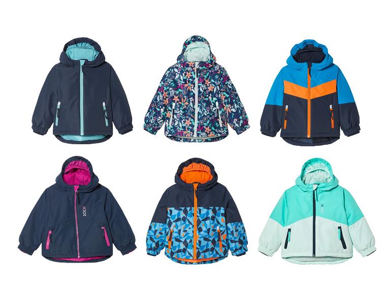 Zes verschillende winterjassen voor kinderen.