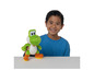 Een jongen met een groene Yoshi-knuffel