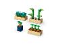 Vier LEGO planten- en groentesets, inclusief wortels, in een tuin.
