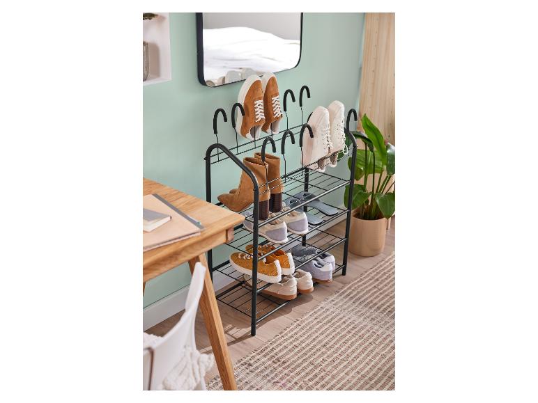 Zwarte schoenenrek met diverse paar schoenen en laarzen.