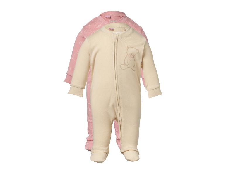 Twee babyrompertjes, één crème met geborduurde beer en één roze met berenpatroon.