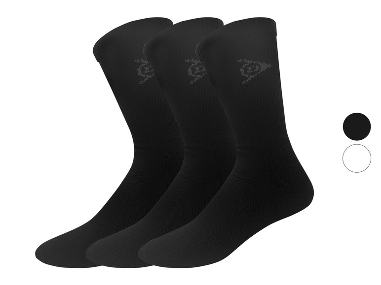 Drie paar zwarte sokken met een klein logo.