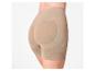 Achteraanzicht van een vrouw in een beige corrigerende short met bilvulling.