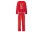 Rode kerstpyjama met een rendierafbeelding op de top en een rendierpatroon op de broek.