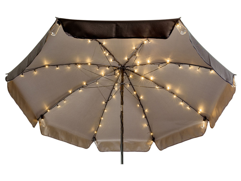 Een beige parasol met geïntegreerde lichtslingers.