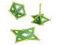 Drie groene Geomag structuren, waaronder een piramide en een platte vorm, op een witte achtergrond.