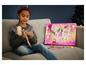 Een meisje speelt met een Barbie pop en een Barbie adventskalender.