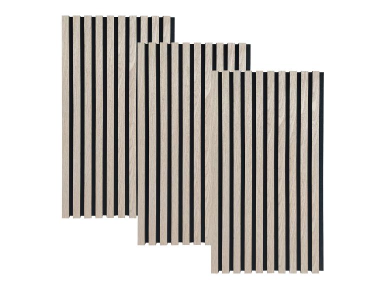 Drie lichte houten akoestische panelen met zwarte viltrug, diagonaal geplaatst.